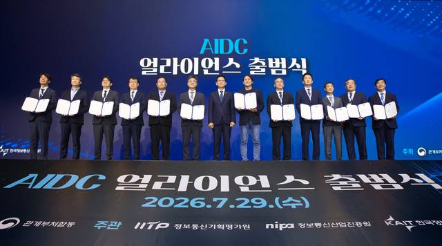 배경훈 부총리 겸 과학기술정보통신부 장관이 29일 오후 서울 중구 롯데호텔에서 열린 ‘AI 데이터센터 얼라이언스 출범식’ 에서 의장사 위촉장 수여식 기념촬영을 하고 있다. 왼쪽 여섯 번째부터 정재헌 SK텔레콤 대표(공동의장), 배경훈 부총리, 백준호 퓨리오사AI 대표. 과기정통부 제공