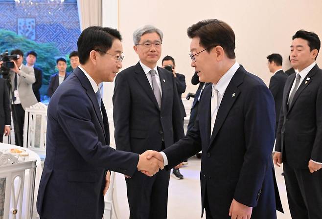 이재명 대통령이 8일 청와대에서 투표용지 부족으로 촉발된 선관위 사태를 논의하기 위해 가진 국가 4부 요인과의 회동에서 조정식 국회의장과 악수하고 있다. 왕태석 선임기자