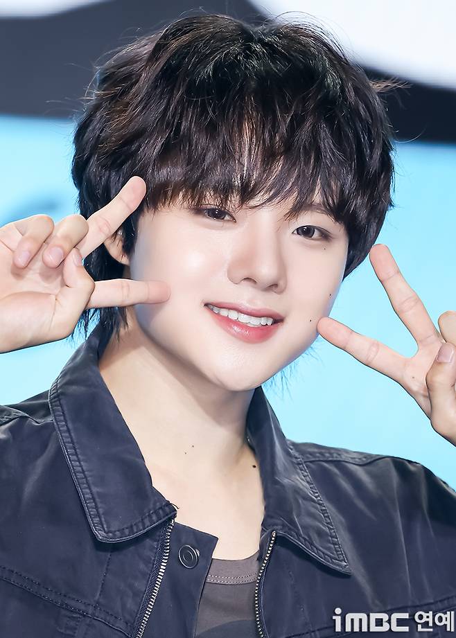 Ahn Chan-won, a member of the group The Wind, posed for the camera with the fresh and cute charm typical of the youngest member. Ahn Chan-won radiated bright energy on set, capturing the attention of the press.