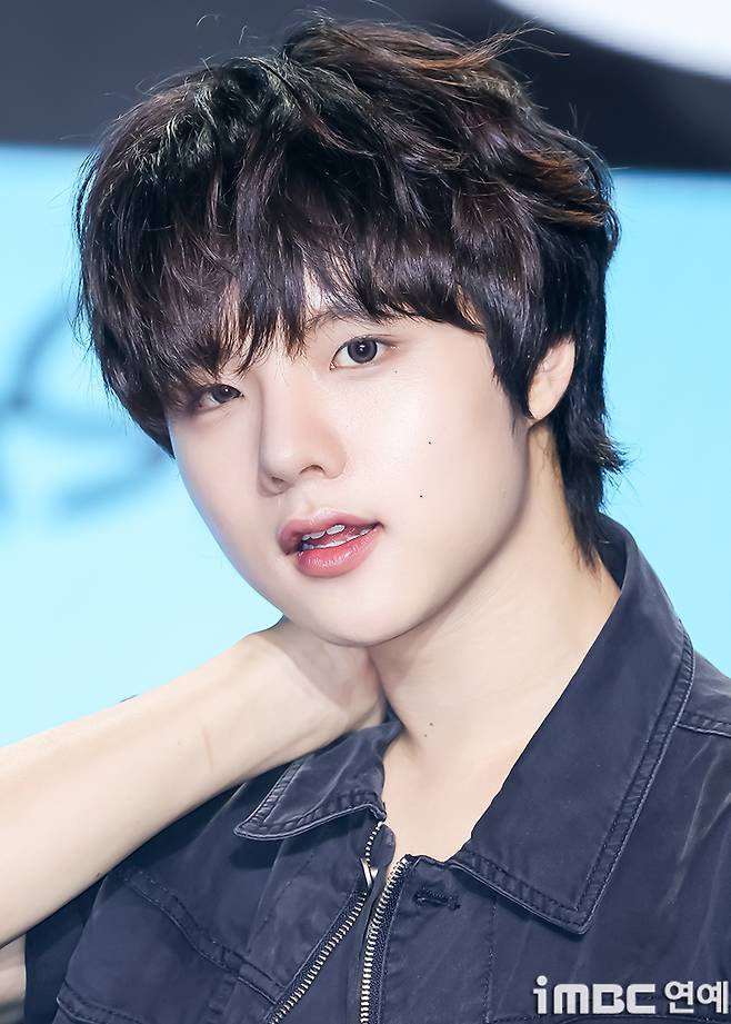 Ahn Chan-won, a member of the group The Wind, posed for the camera with the fresh and cute charm typical of the youngest member. Ahn Chan-won radiated bright energy on set, capturing the attention of the press.
