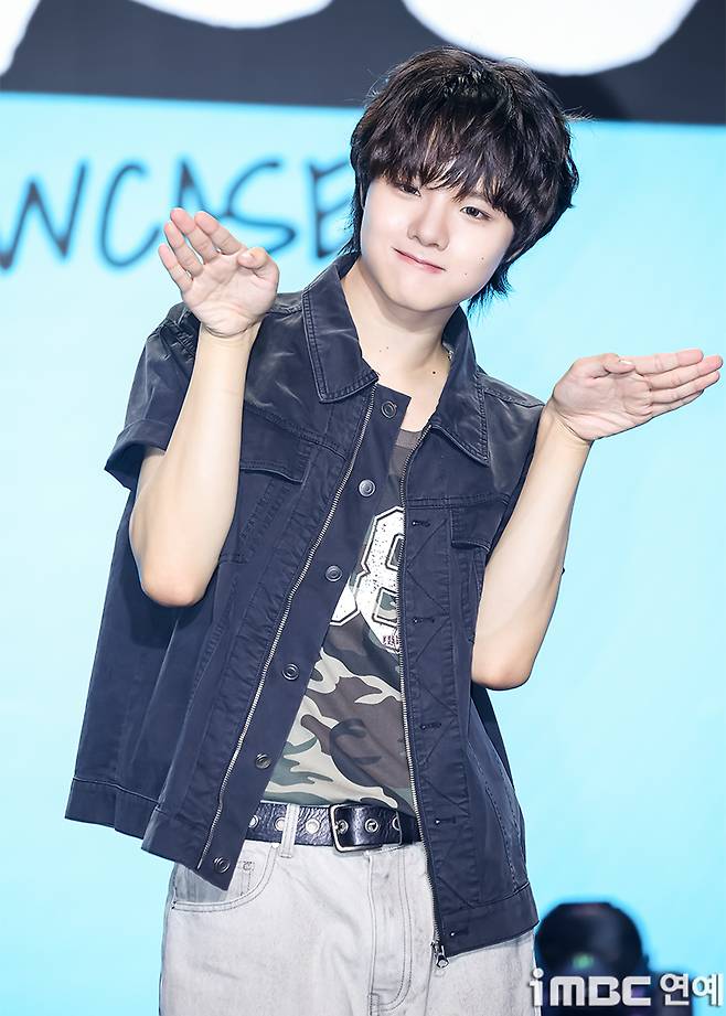 Ahn Chan-won, a member of the group The Wind, posed for the camera with the fresh and cute charm typical of the youngest member. Ahn Chan-won radiated bright energy on set, capturing the attention of the press.