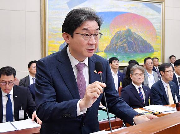 이억원 금융위원장이 29일 서울 여의도 국회에서 열린 정무위원회 전체회의에서 업무 보고를 하고 있다. [사진=곽영래 기자]