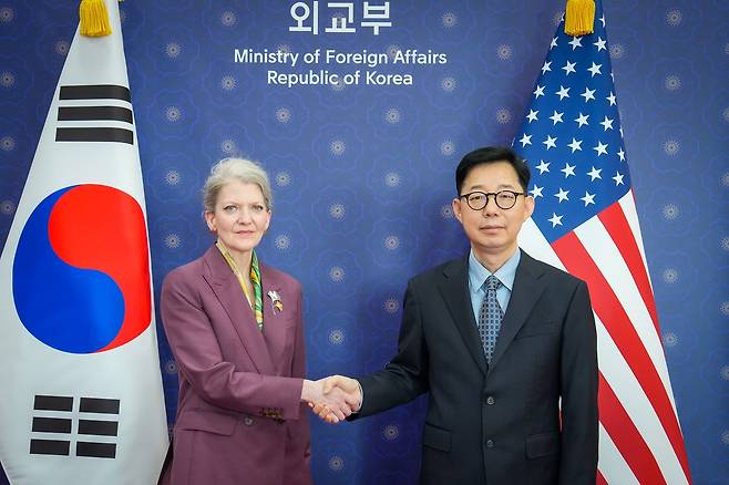 박윤주 외교부 1차관과 앨리슨 후커 미 국무부 정무차관이 지난달 2일 서울 종로구 정부서울청사 별관 외교부에서 한미정상회담 공동설명자료(조인트 팩트시트) 안보 분야 후속조치 협의를 위한 발족 회의를 시작하기 전 기념 촬영하고 있다. 연합뉴스