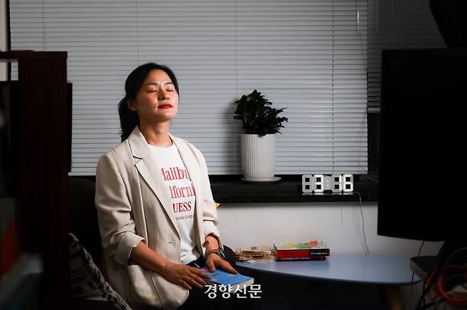 우리나라 1호 음성해설 작가인 서수연 작가가 지난 14일 서울 마포구 작업실에서 경향신문과 인터뷰하고 있다. 음성해설은 시각장애인이 영화, 드라마, 공연, 전시 같은 시청각 작품을 감상할 수 있도록 상황을 묘사하는 대본을 쓰고 이를 음성으로 제공하는 서비스다. 이준헌 기자