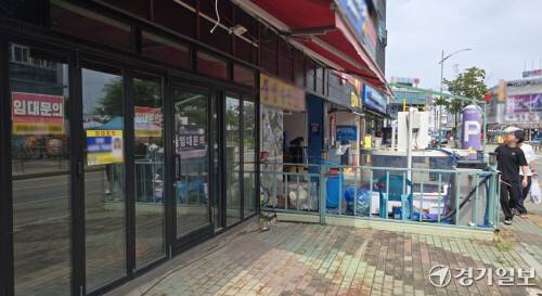 28일 인천 남동구 소래포구 인근 상가 곳곳 빈 점포에 '임대 문의' 안내문이 붙어 있다. 조병석 기자