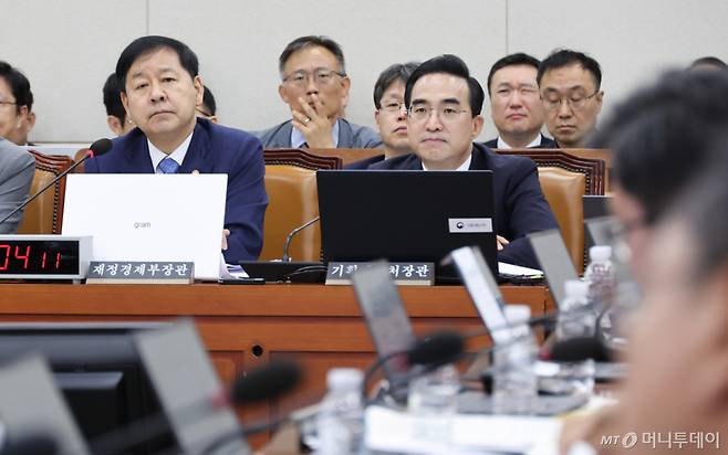 [서울=뉴시스] 최진석 기자 = 구윤철 재정경제부 장관과 박홍근 기획예산처 장관이 29일 여의도 국회에서 열린 재정경제기획위원회 제3차 전체회의에서 의원들의 질의를 듣고 있다. 2026.07.29.  /사진=최진석