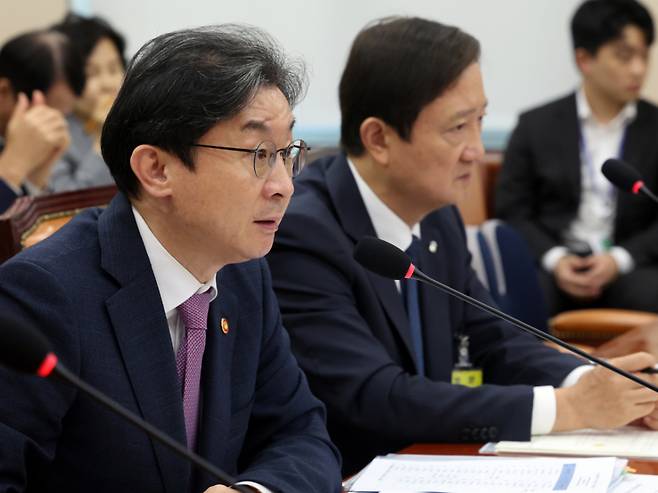 이억원 금융위원장이 29일 서울 여의도 국회에서 열린 정무위원회 전체회의에서 의원질의에 답하고 있다. 2026.7.29/뉴스1