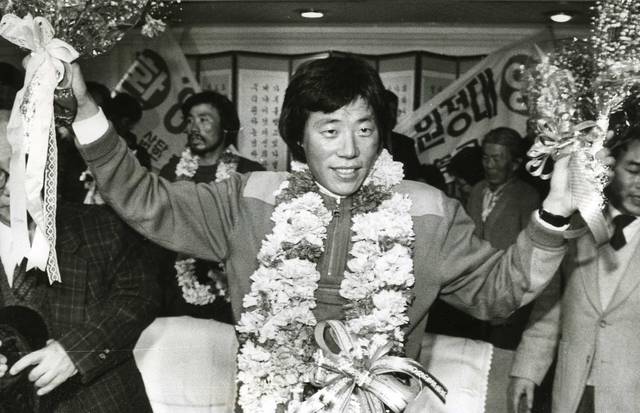 지난 1988년 산악인 허영호 씨가 겨울철 에베레스트봉 등정에 성공하고 귀국했을 때의 모습. 연합뉴스