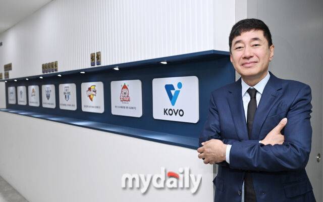 이호진 한국배구연맹 총재가 13일 서울 상암동에 위치한 연맹 사무국에서 촬영에 임하고 있다./한국배구연맹(상암)=송일섭 기자