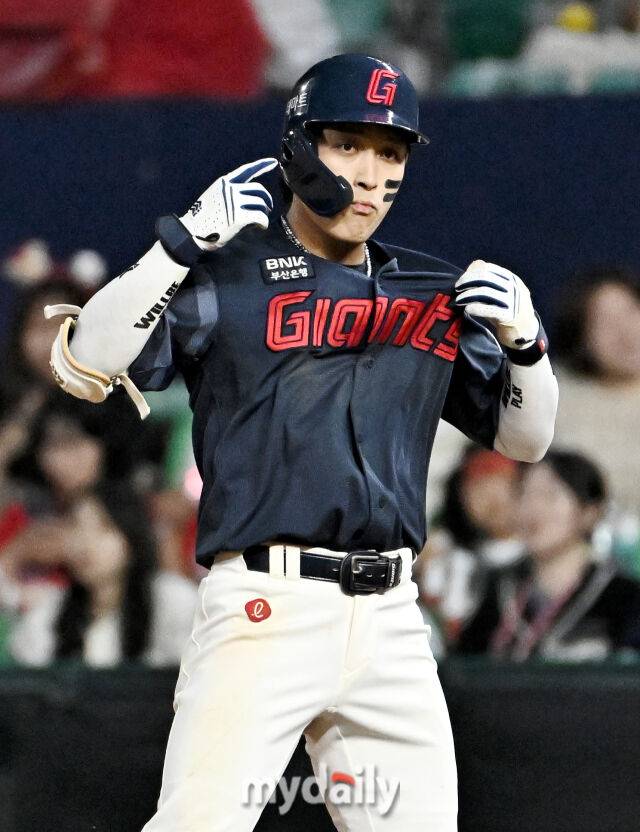 18일 오후 인천 SSG랜더스필드에서 진행된 '2026 프로야구 KBO리그' SSG랜더스와 롯데자이언츠의 경기. 롯데 황성빈이 8회초 1사에서 안타를 친 뒤 환호하고 있다./마이데일리