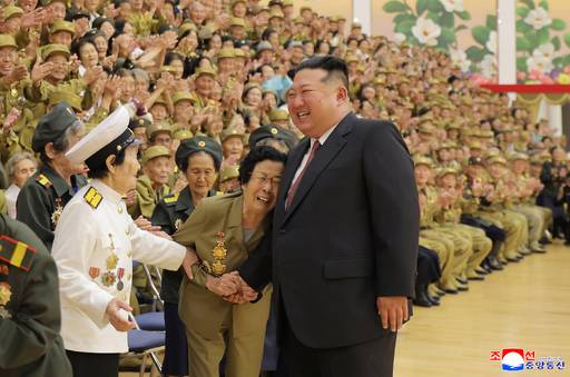조선중앙통신은 29일 “김정은 북한 국무위원장이 전날 전승절로 기념하는 정전협정 체결 73주년 경축행사에 참가했던 전쟁노병, 전시공로자들을 만나 격려했다”고 보도했다. 조선중앙통신=연합뉴스