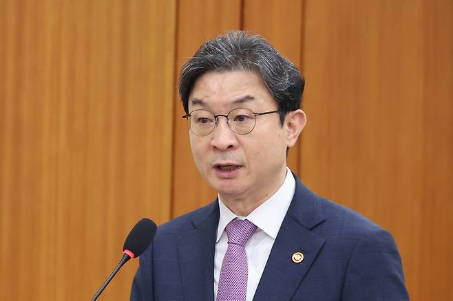 이억원 금융위원장이 29일 서울 여의도 국회에서 열린 정무위원회 전체회의에서 업무 보고를 하고 있다. 뉴스1