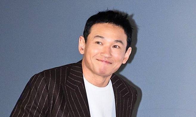 Actor Hwang Jung-min was spotted wearing his wedding ring while attending a scheduled stage greeting for the movie *Hope*, despite rumors about his personal life. His agency, Sam Company, revealed that the person who raised these allegations is a suspect in a stalking case and announced that it would take strong legal action.Hwang Jung-min attended the stage greeting for the film *Hope* held at CGV IPark Mall in Yongsan-gu, Seoul, where he interacted with the audience and carried out his schedule as usual. On that day, the wedding ring on his left ring finger drew public attention.Recently, a series of allegations have surfaced online from a person identified as A, who claims to have had an inappropriate relationship with Hwang Jung-min. In response, his agency, Sam Company, refuted the claims, stating that Ms. A is a suspect in a stalking case who has persistently harassed Hwang Jung-min, and that she has already received a court-ordered restraining order and a summary order imposing a fine following a criminal complaint.The production company and the investment and distribution company for the film *Hope* also stated that Ms. As actions constitute obstruction of business related to the film. The production company claims that Ms. A is spreading malicious posts to undermine the films box office success and is considering taking strong legal action.Meanwhile, it has been confirmed that Mr. A sent an email containing related content to the North American distributor of Hope during the first half of this year. It is reported that Mr. A has retained a lawyer and is preparing an official statement.