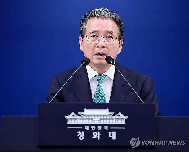 정책실장, 이재명 대통령 미국 및 남미 순방 사전 브리핑 (서울=연합뉴스) 김도훈 기자 = 김용범 정책실장이 22일 청와대 춘추관 기자회견장에서 미국 및 남미 순방 관련 사전 브리핑을 하고 있다. 2026.7.22 [청와대통신사진기자단] superdoo82@yna.co.kr