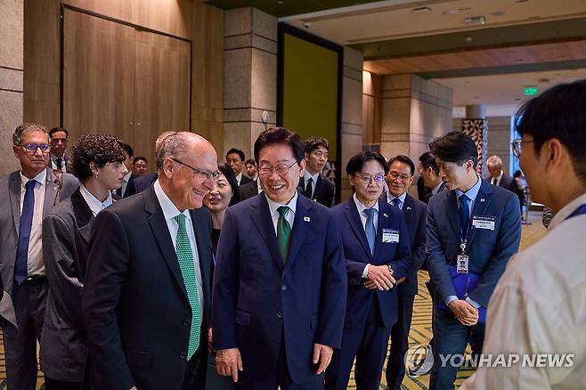 이재명 대통령과 제라우두 아우키민 브라질 부통령 (상파울루=연합뉴스) 한상균 기자 = 이재명 대통령이 28일(현지시간) 브라질 상파울루 한 호텔에서 열린 한-브라질 비즈니스 라운드테이블에서 제라우두 아우키민 브라질 부통령과 대화하고 있다. 2026.7.29 [공동취재 제공. 재판매 및 DB 금지] xyz@yna.co.kr