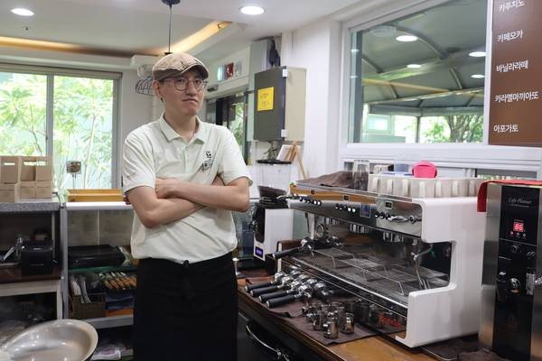창원시보호작업센터 카페 쉼표에서 일하고 있는 김재현 선수. /주성희 기자