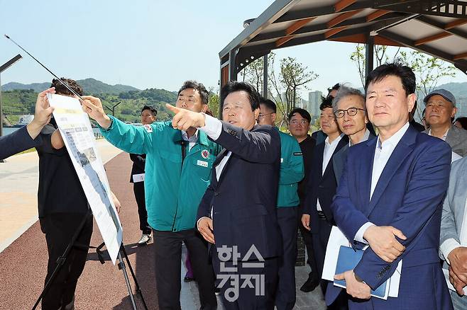 강기윤 창원시장이 당선 직후 마산합포구 마산해양신도시 부지에서 사업 추진현황을 보고받고 있는 모습. 사진= 이화랑 기자
