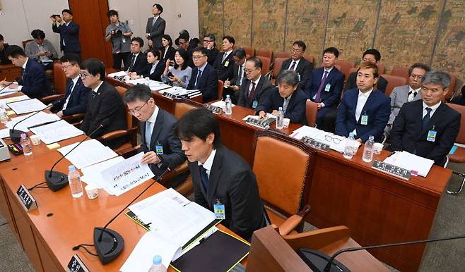 30일 국회 문화체육관광위원회에서 정몽규 전 대한축구협회장, 홍명보 전 축구대표팀 감독, 이용수 대한축구협회 부회장, 정해성 전 국가대표 전력강화위원장 등이 출석한 가운데 대한축구협회 현안 관련 청문회가 열리고 있다. 사진=국회사진기자단