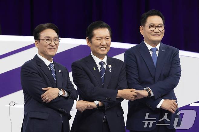 더불어민주당 당권 주자인 김민석(왼쪽부터), 정청래, 송영길 의원이 29일 오후 서울 마포구 MBC에서 TV토론회에서 기념 촬영을 하고 있다. 2026.7.29 ⓒ 뉴스1 국회사진기자단