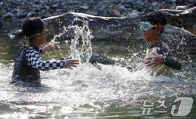 경남 양산에 폭염중대경보가 발효된 29일 양산 원동면 배내골 계곡을 찾은 어린이들이 물놀이를 하며 더위를 식히고 있다. 이날 양산은 낮 최고 기온이 40.3도까지 올라 올해 최고 기온을 기록했다. 2026.7.29 ⓒ 뉴스1 윤일지 기자