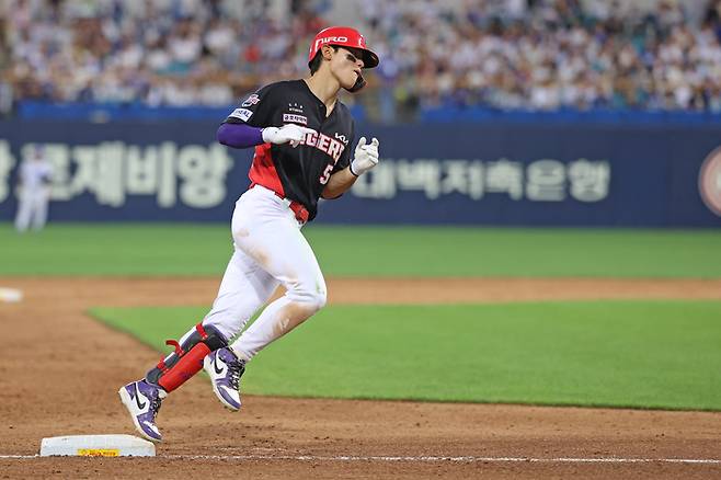 KIA 김도영이 29일 대구삼성라이온즈파크에서 열린 2026 KBO리그 정규시즌 삼성전에서 8회초 달아나는 3점포를 때린 후 베이스를 돌고 있다. 사진 | KIA 타이거즈