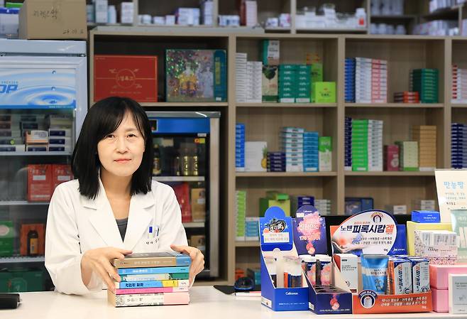 로봇이 좋아 기계공학을 전공하고 싶었던 김희선은 약사가 됐고, SF적 발상을 담은 소설을 쓴다. 그가 신일숙 작가의 명작 만화 ‘아르미안의 네 딸들’의 한 문장을 읊었다. “미래는 언제나 예측 불허 그리하여 생은 의미를 갖는다.” 그는 “사람은 자기가 하는 일 속에서 완성되어 가는 것 같다”며 “이제는 약사가 아닌 나를 상상하기 힘들고, 글을 안 쓰는 나도 상상하기 힘들다”고 했다. / 고운호 기자