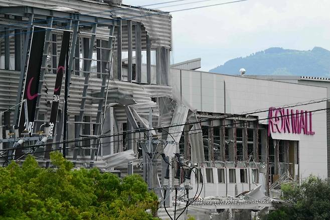 지난 28일 일본 남서부를 강타한 지진으로 무너진 일본 구마모토현의 쇼핑몰 외관. 사진=AFP 연합뉴스