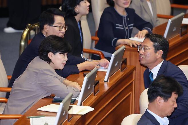 더불어민주당 소속 서영교 국회 법제사법위원장과 김승원 민주당 간사가 30일 서울 여의도 국회에서 열린 제437회국회(임시회) 제3차 본회의에서 대화하고 있다. 뉴스1