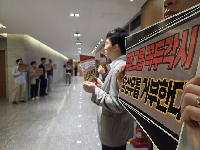 전국언론노동조합 YTN지부는 5월21일 서울 마포구 상암동 YTN사옥 내에서 양상우 이사회 의장, 정재훈 사장 대행을 규탄하는 출근길 피케팅을 진행했다. /언론노조 YTN지부 제공