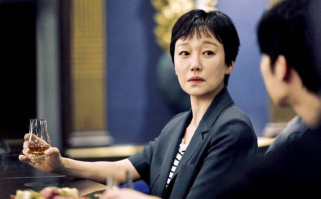 허문오의 아내이자 심리상담사 조현숙(진경 분). 옛 첫사랑을 마음에 품고 살아가는 남편이 왜 이강의 글에 집착하는지 궁금해한다.  넷플릭스 제공