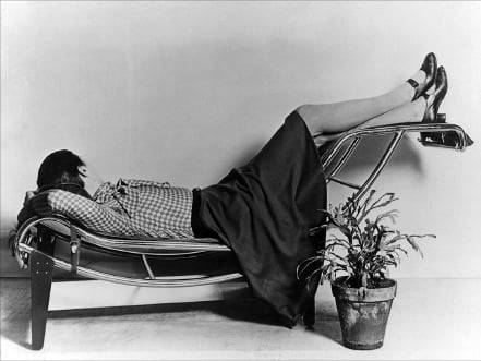 디자인한 ‘CHAISE LONGUE’에 누워 있는 샤를로트 페리앙. 
잘츠부르크현대미술관 제공