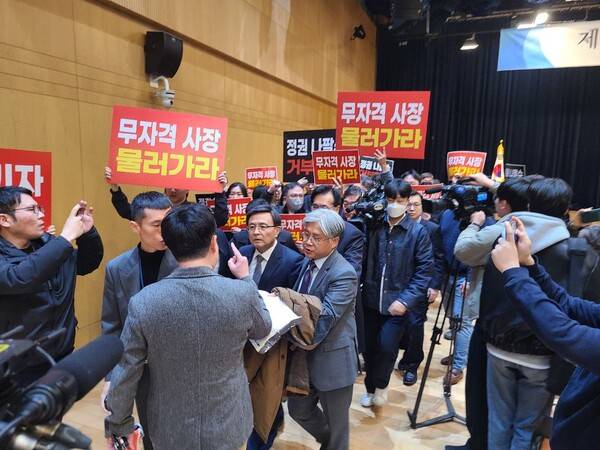 ▲유진그룹에 공적지분이 매각된 뒤 임명된 YTN의 김백 신임 사장이 2024년 4월1일 노조원들 항의를 받으며 취임식장을 나서고 있다.사진=김예리 기자