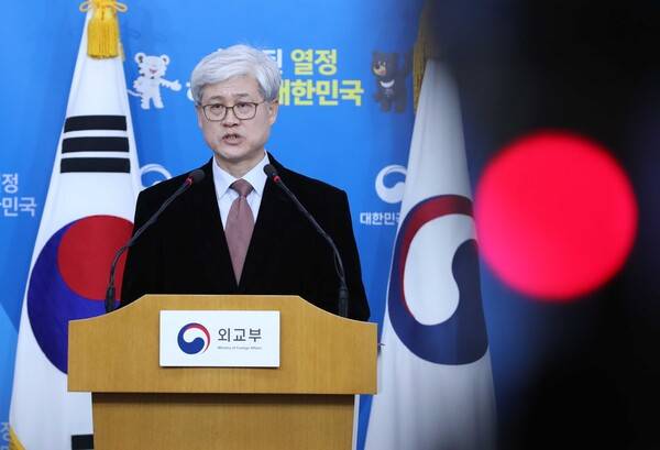 ▲오태규 전 외교부 장관 직속 한일 일본군위안부 피해자 문제 합의 검토 태스크포스(TF) 위원장이 2017년 12월27일 외교부 청사에서 5개월간 검토한 결과를 발표하고 있다. ⓒ연합뉴스