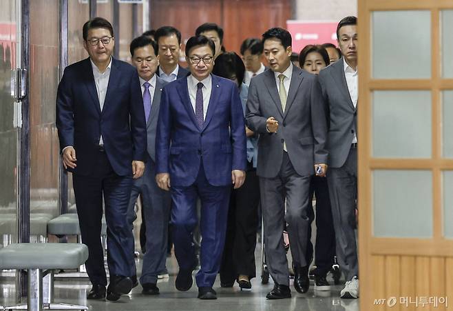 [서울=뉴시스] 정병혁 기자 = 장동혁 국민의힘 대표와 정점식 원내대표를 비롯한 당 지도부가 30일 서울 여의도 국회에서 열린 최고위원회의에 참석하고 있다. 2026.07.30. jhope@newsis.com /사진=정병혁