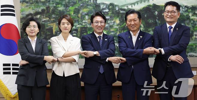 더불어민주당 당권에 도전한 김보미(왼쪽부터)·고민정·김민석·정청래·송영길 후보가 21일 서울 중구 서울시의회에서 열린 당대표 후보자 초청 간담회에 앞서 기념촬영을 하고 있다. 이들중 686세대인 김민석·정·송 후보가 본경선에 진출했다./사진=뉴스1