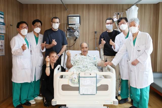 모하메드 엘 케타니(오른쪽 네 번째) 씨가 지난 5월 22일 서울아산병원에서 두 아들의 간을 기증받아 2대1 생체간이식 수술을 성공적으로 마친 뒤 이승규(〃 첫 번째) 서울아산병원 석좌교수 등 간이식·간담도외과 의료진과 함께 기념사진을 찍고 있다. 서울아산병원 제공