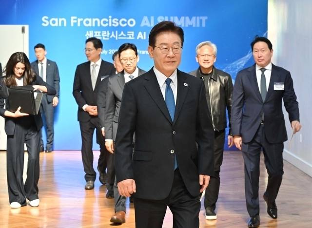 이재명 대통령이 24일 미국 샌프란시스코에서 열린 ‘샌프란시스코 AI 서밋’ 행사장에 들어서고 있다. 이 대통령 뒤로 오른쪽부터 최태원 SK그룹 회장, 젠슨 황 엔비디아 최고경영자, 배경훈 부총리 겸 과학기술정보통신부 장관, 이재용 삼성전자 회장도 입장하고 있다. 연합뉴스