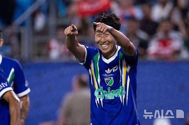 [샬럿=AP/뉴시스] 손흥민(LA FC)이 29일(현지 시간) 미 노스캐롤라이나주 샬럿의 뱅크 오브 아메리카 스타디움에서 열린 2026 미국 메이저리그사커(MLS) 올스타전 멕시코 리가 MX 올스타와 경기 중 득점 후 환호하고 있다. 손흥민은 주장으로 선발 출전해 0-1 상황에서 동점 골과 역전 골을 넣는 등 멀티 골 활약을 펼치며 전반 35분 교체됐다. 2026.07.30.
