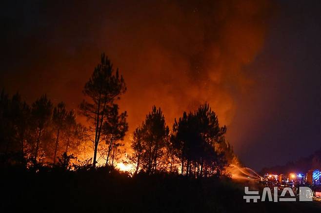 [아레스=AP/뉴시스] 28일(현지 시간) 프랑스 남서부 아레스 인근에서 소방관들이 산불 진화 작업을 벌이고 있다. 2026.07.29.