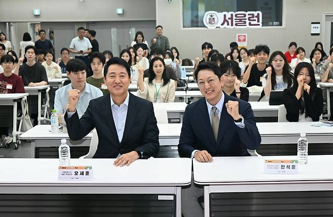 [서울=뉴시스] 오세훈 서울시장이 30일 '서울런 커뮤니케이션 특강'에서 참석자들과 기념촬영하고 있다. (사진=서울시 제공) 2026.07.30. photo@newsis.com *재판매 및 DB 금지