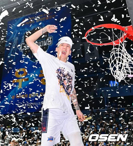[OSEN=고양, 박준형 기자] 정규리그 6위가 챔프전 우승을 했다! 부산 KCC가 프로농구 새 역사를 썼다. 부산 KCC는 13일 고양소노아레나에서 개최된 2025-26 LG전자 프로농구 챔피언결정전 5차전에서 고양 소노를 76-68로 제압했다. KCC는 4승 1패로 2년 만의 챔프전 우승컵 탈환에 성공했다.우승 시상식 림 그물 커팅시에서 KCC 최준용이 환호하고 있다   2026.05.13 / soul1014@osen.co.kr