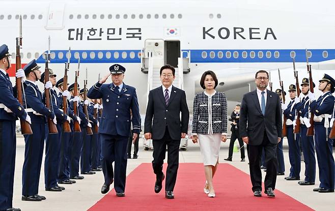 칠레를 공식 방문한 이재명 대통령과 김혜경 여사가 29일(현지시간) 칠레 산티아고 아르투로 메리노 베니테스 공항에 도착해 의장대 사열을 받으며 이동하고 있다.  산티아고=권욱 기자