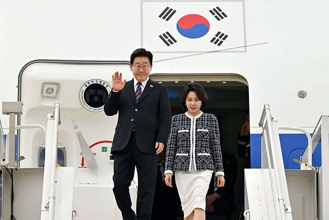 칠레를 공식 방문한 이재명 대통령과 김혜경 여사가 29일(현지시간) 칠레 산티아고 아르투로 메리노 베니테스 공항에 도착해 공군1호기에서 내리며 손을 들어 인사를 하고 있다. 산티아고=권욱 기자
