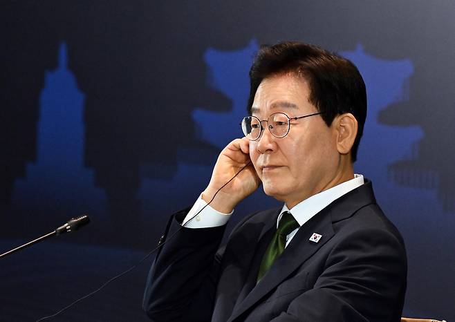 브라질을 국빈 방문중인 이재명 대통령이 28일(현지 시간)상파울루 시내 호텔에서 열린 한-브라질 비지니스 라운드테이블에 참석해 번역기 이어폰을 착용하고 있다. 상파울루=청와대사진기자단