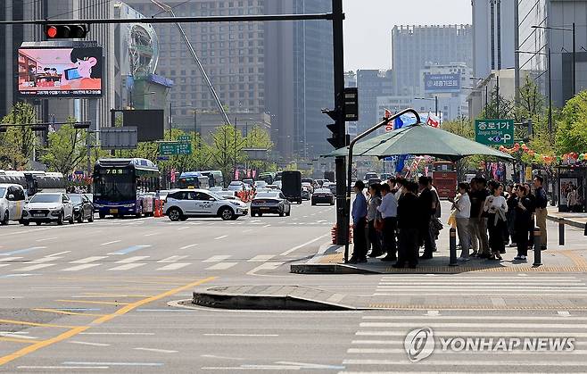 그늘자리는 벌써 매진 [연합뉴스 자료사진]