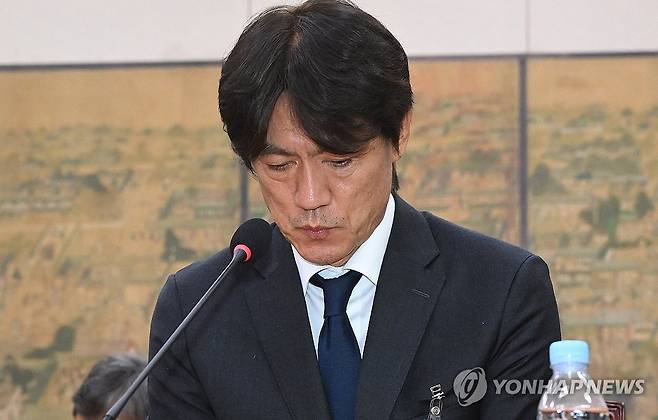 의원 질의에 답하는 홍명보 전 축구대표팀 감독 (서울=연합뉴스) 홍명보 전 축구대표팀 감독이 30일 국회 문화체육관광위원회에서 열린 대한축구협회 현안 관련 청문회에 증인으로 출석해 의원 질의에 답하고 있다. 2026.7.30 [국회사진기자단] photo@yna.co.kr