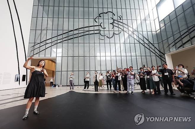작품 설명하는 김 크리스틴 선 (서울=연합뉴스) 강민지 기자 = 김 크리스틴 선 작가가 30일 서울 종로구 국립현대미술관에서 열린 MMCA X LG OLED 시리즈 2026: 김 크리스틴 선 '완고한 바위, 무모한 싸움들' 전시장에서 수어로 작품 설명을 하고 있다. 2026.7.30 mjkang@yna.co.kr