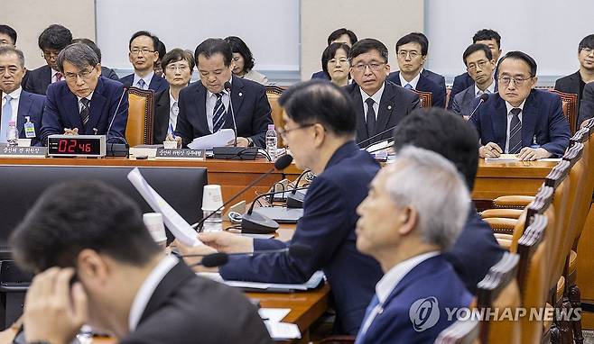 의원 심문에 답하는 강동완 중앙선관위 사무총장 대리 (서울=연합뉴스) 황광모 기자 = 강동완 중앙선거관리위원회 사무총장 대리(왼쪽 세 번째)가 22일 국회에서 열린 '제9회 전국동시지방선거 투표용지 부족 사태 등 국민 참정권 침해 진상규명 및 선거관리 개혁을 위한 국정조사 특별위원회' 제2차 청문회에 출석해 의원 심문에 답하고 있다. 2026.7.22 hkmpooh@yna.co.kr