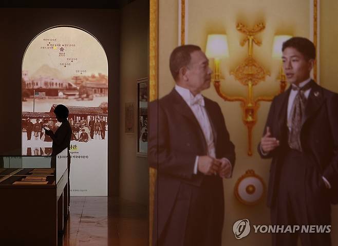 다시 열린 국립중앙박물관 대한제국실 (서울=연합뉴스) 이재희 기자 = 30일 서울 용산구 국립중앙박물관 상설전시관에 새롭게 개편한 대한제국실에서 관계자들이 전시를 살펴보고 있다. 2026.7.30 scape@yna.co.kr