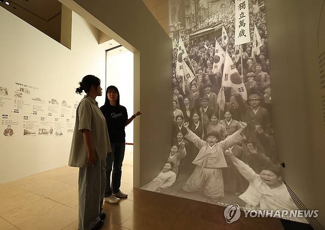 국립중앙박물관, 대한제국실 새 단장 (서울=연합뉴스) 이재희 기자 = 30일 서울 용산구 국립중앙박물관 상설전시관에 새롭게 개편한 대한제국실에서 관계자들이 전시를 살펴보고 있다. 2026.7.30 scape@yna.co.kr